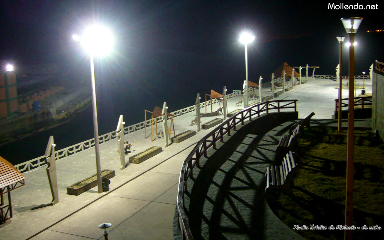 Vista de noche del Muelle Turistico